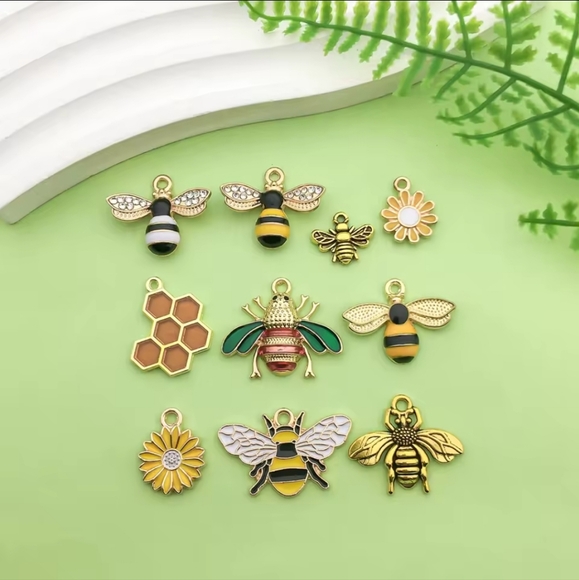 Jewelry - 10pcs Bee & Flower Charm Set